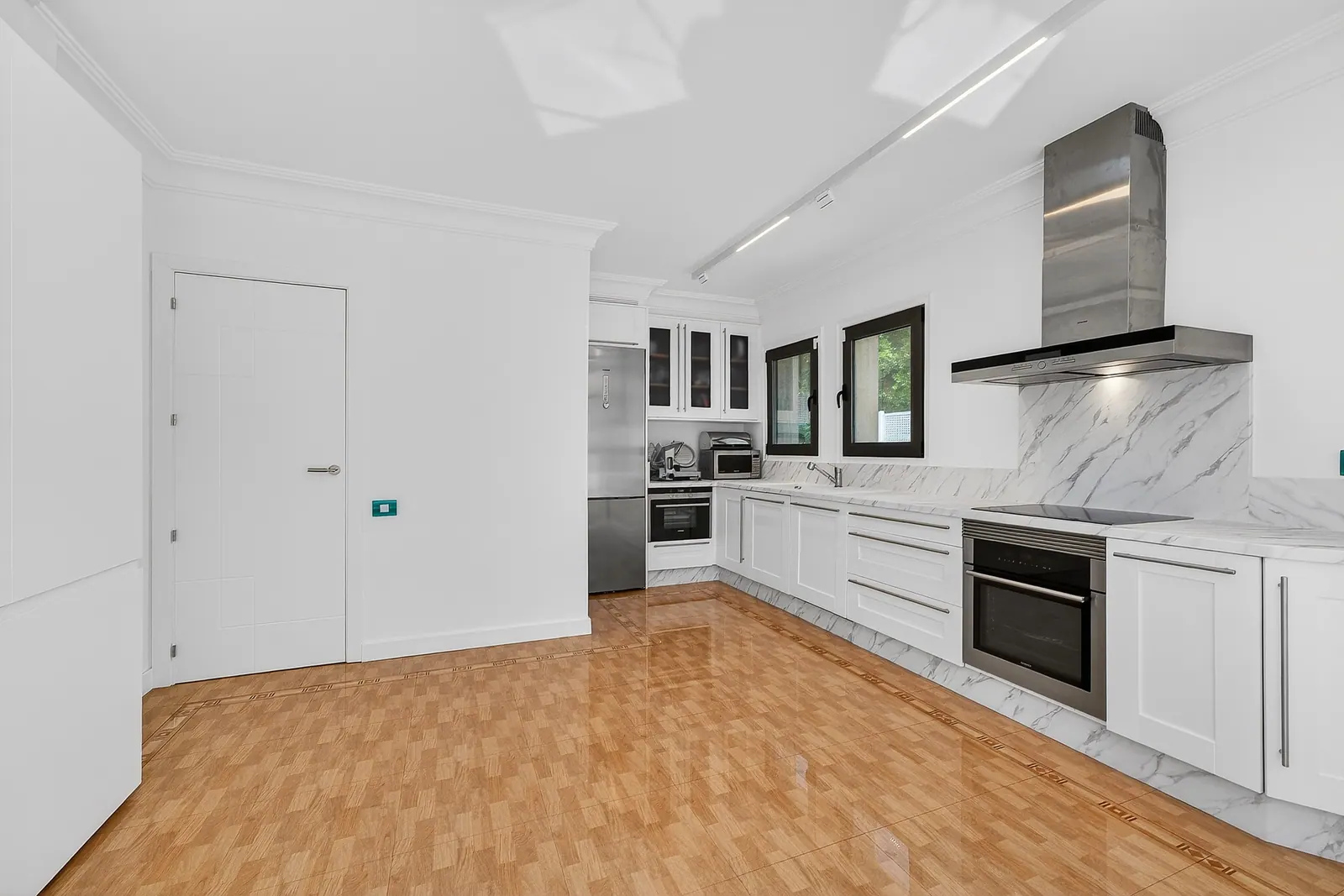 Cocina con isla y campana