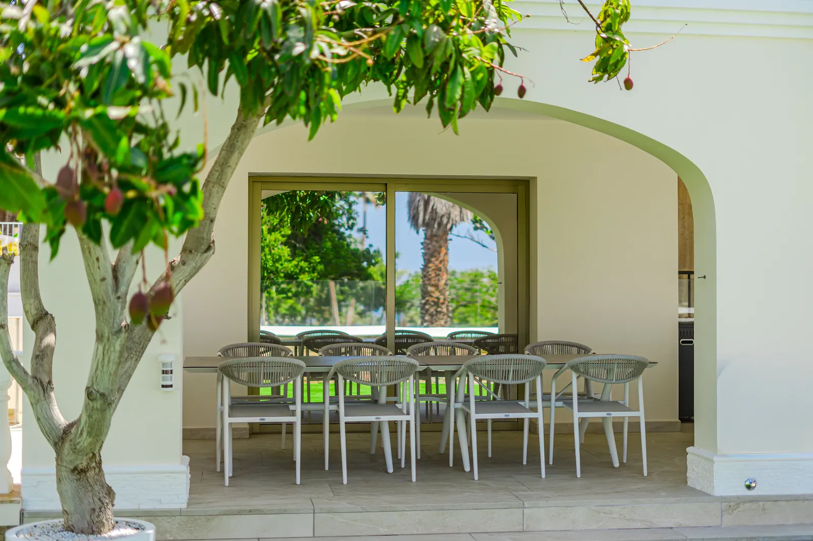 Detalle: comedor exterior bajo el árbol
