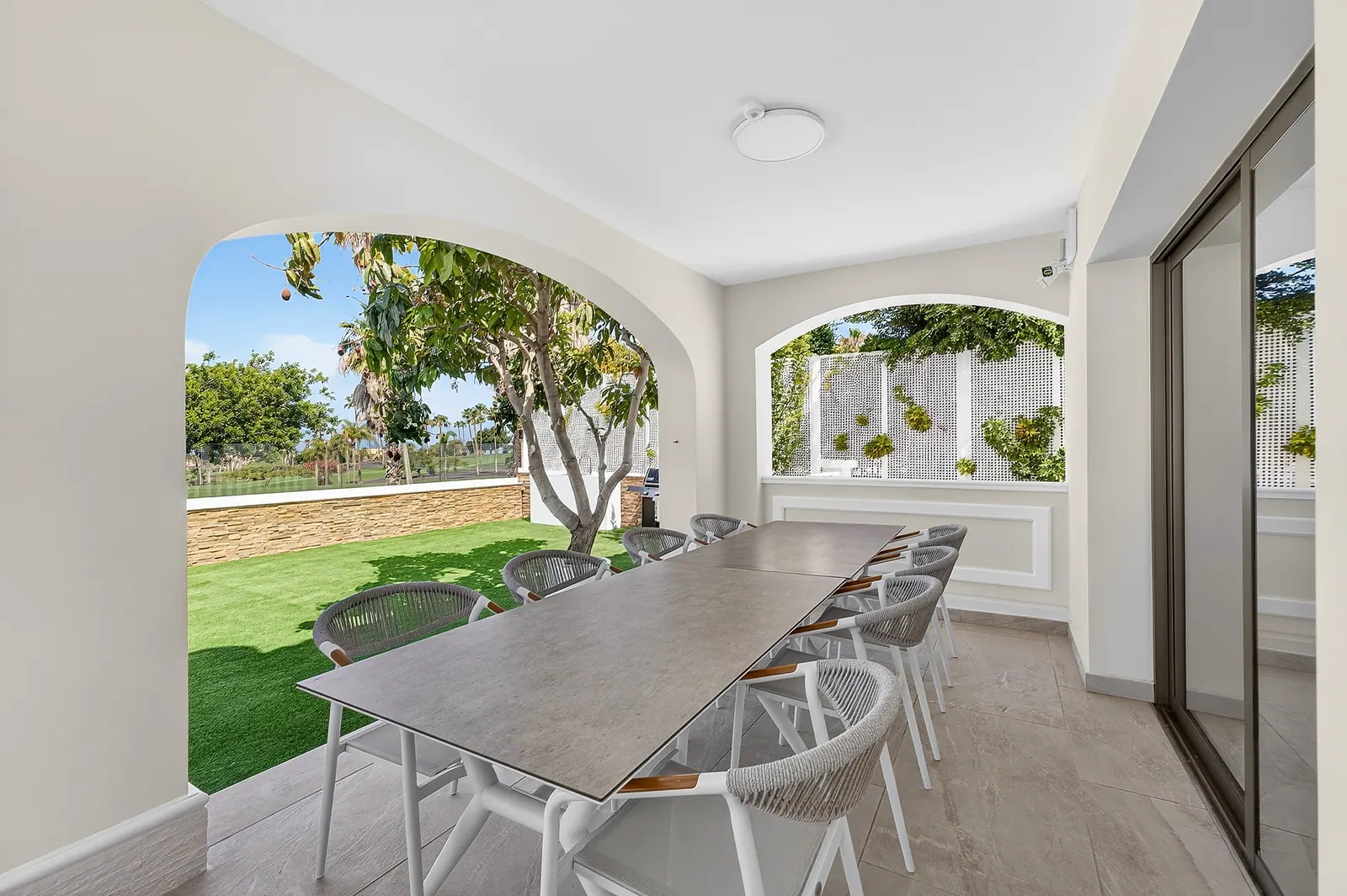 Comedor exterior con mesa para doce