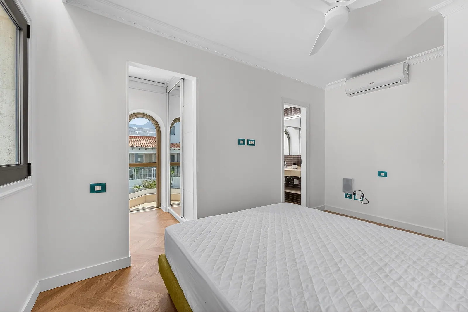 Dormitorio con acceso al balcón