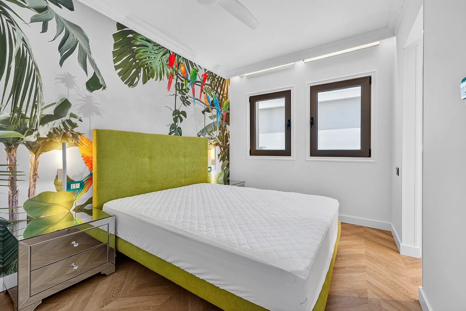 Dormitorio con cabecero verde