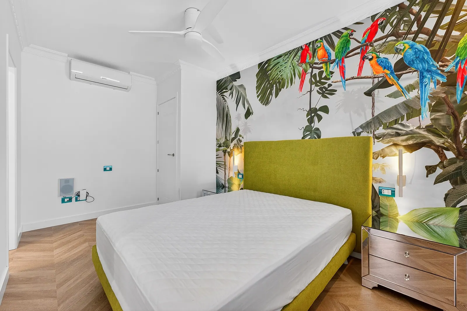 Dormitorio con papel pintado tropical