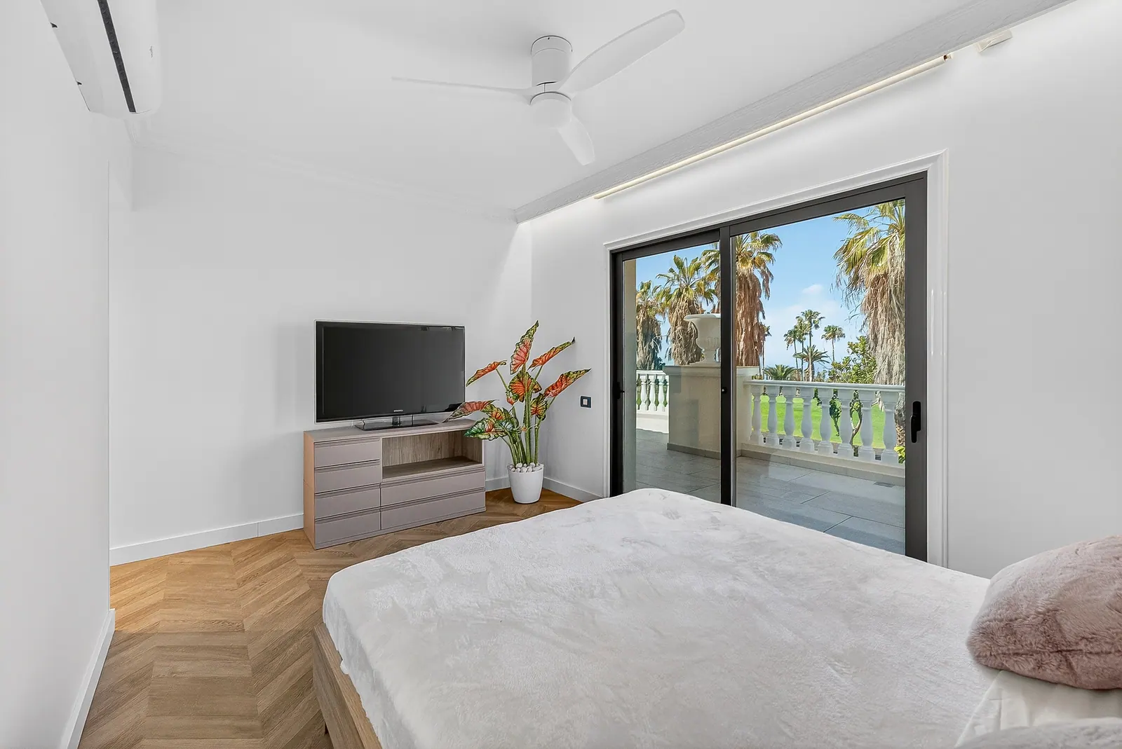 Dormitorio con televisión y vistas
