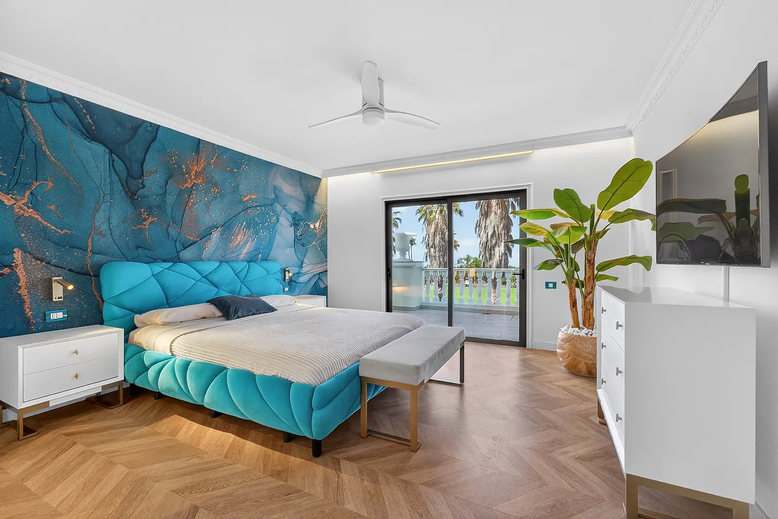 Dormitorio principal con cama turquesa