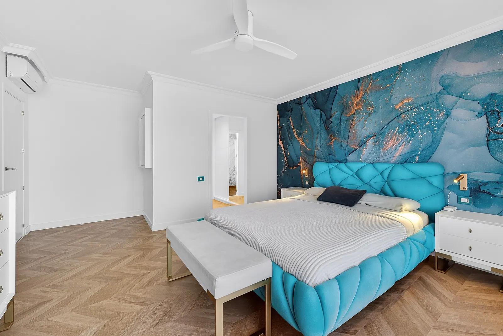 Dormitorio principal con mural azul