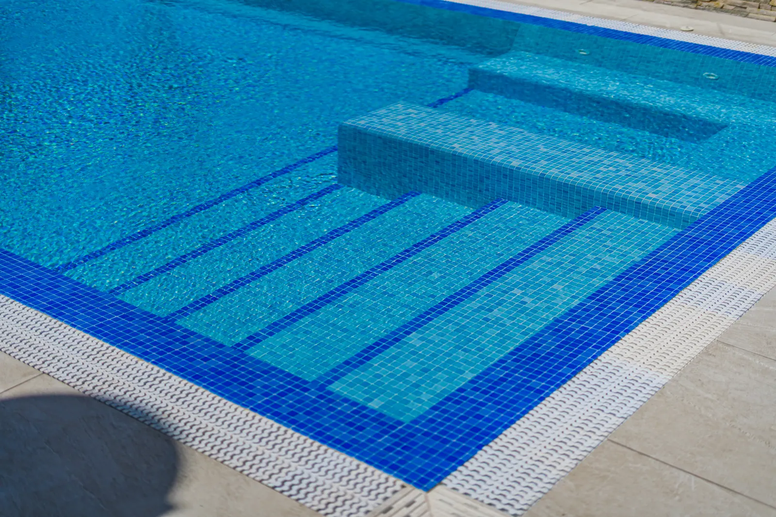 Detalle: escalones de la piscina