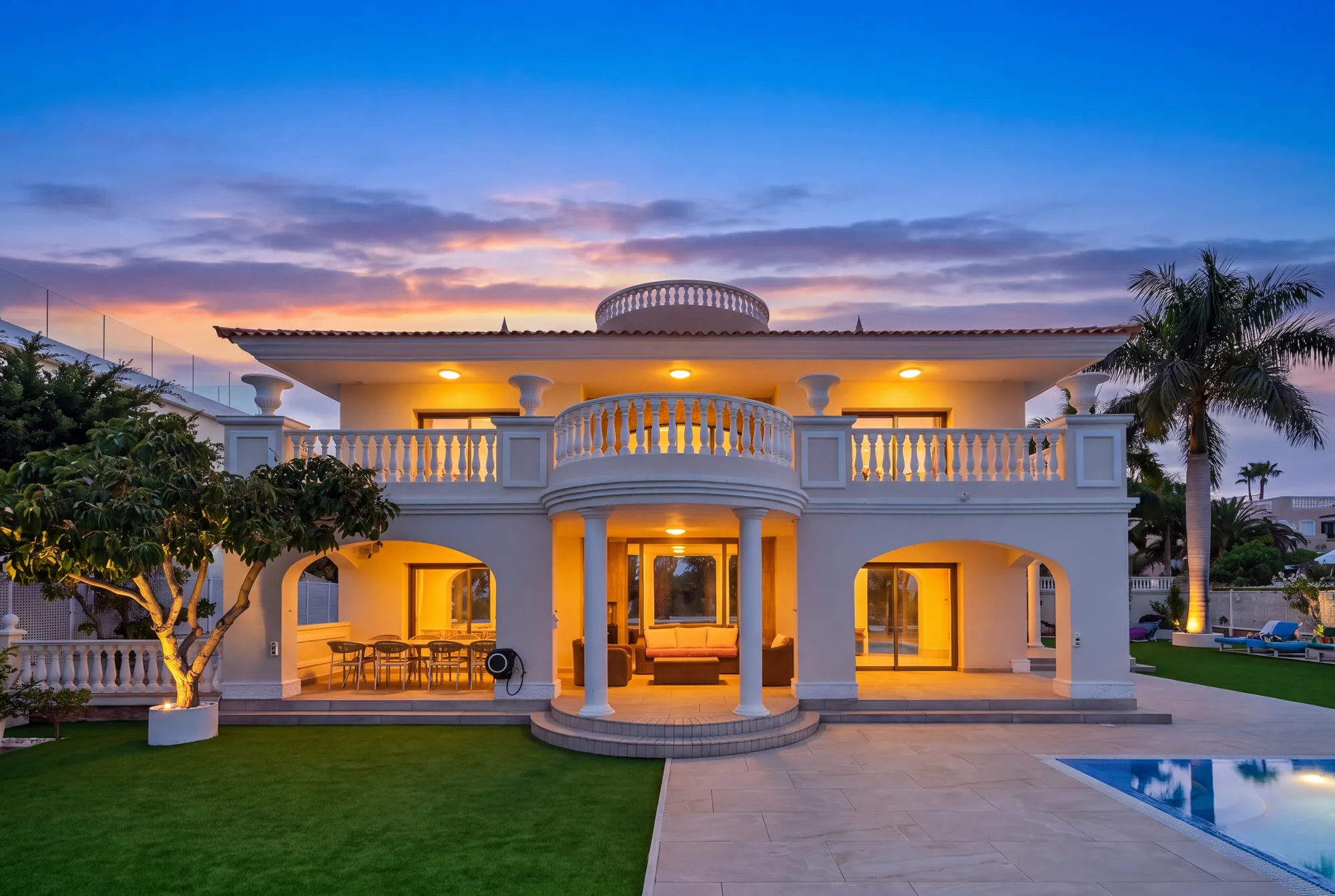 Fachada de la villa al jardín al anochecer, twilight virtual