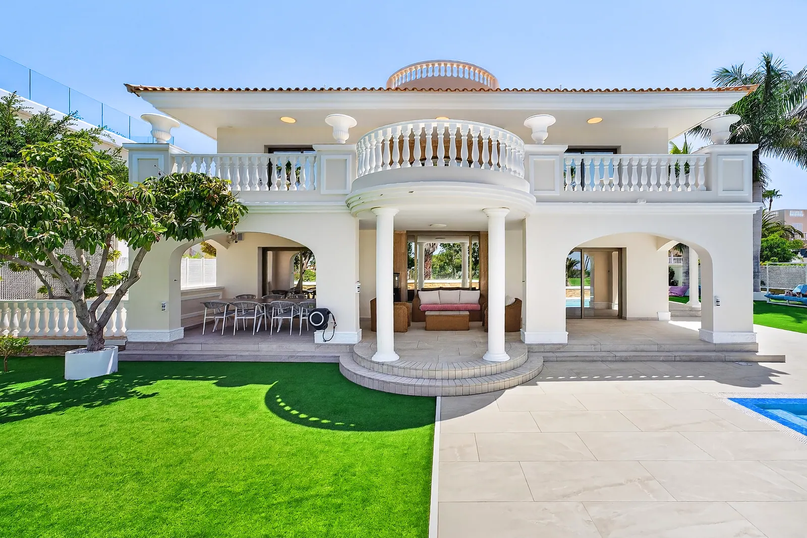 Fachada principal con balcón y columnas