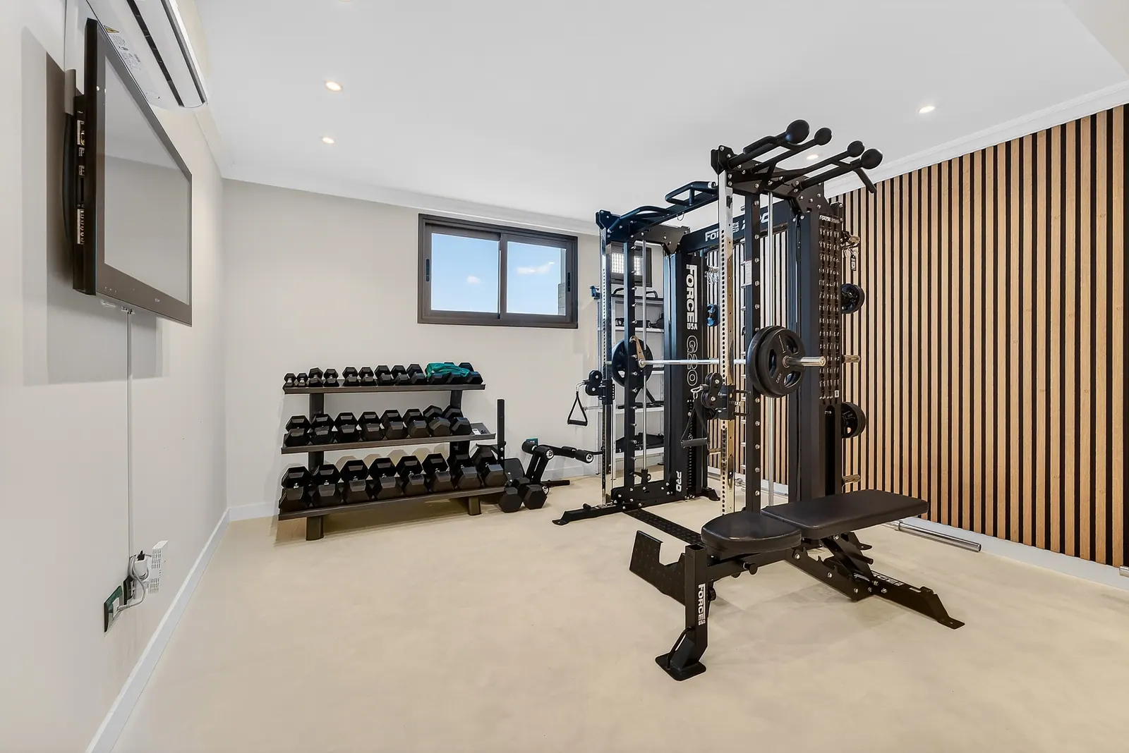 Gimnasio con máquina multifunción