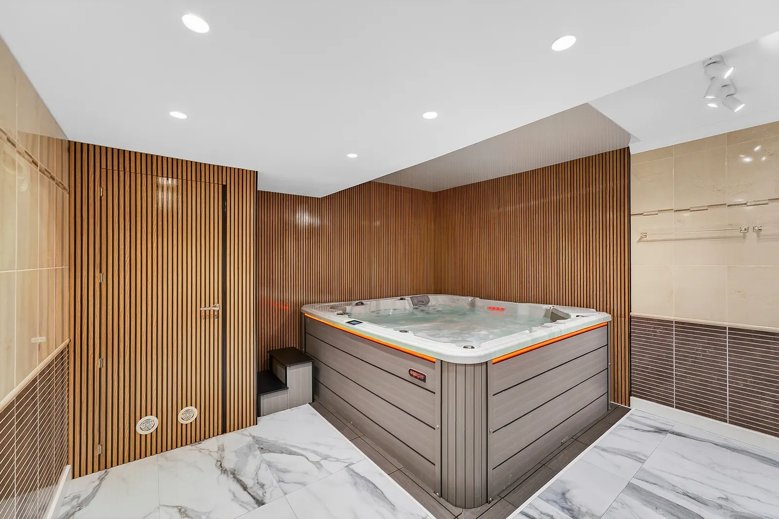 Jacuzzi con paredes de madera