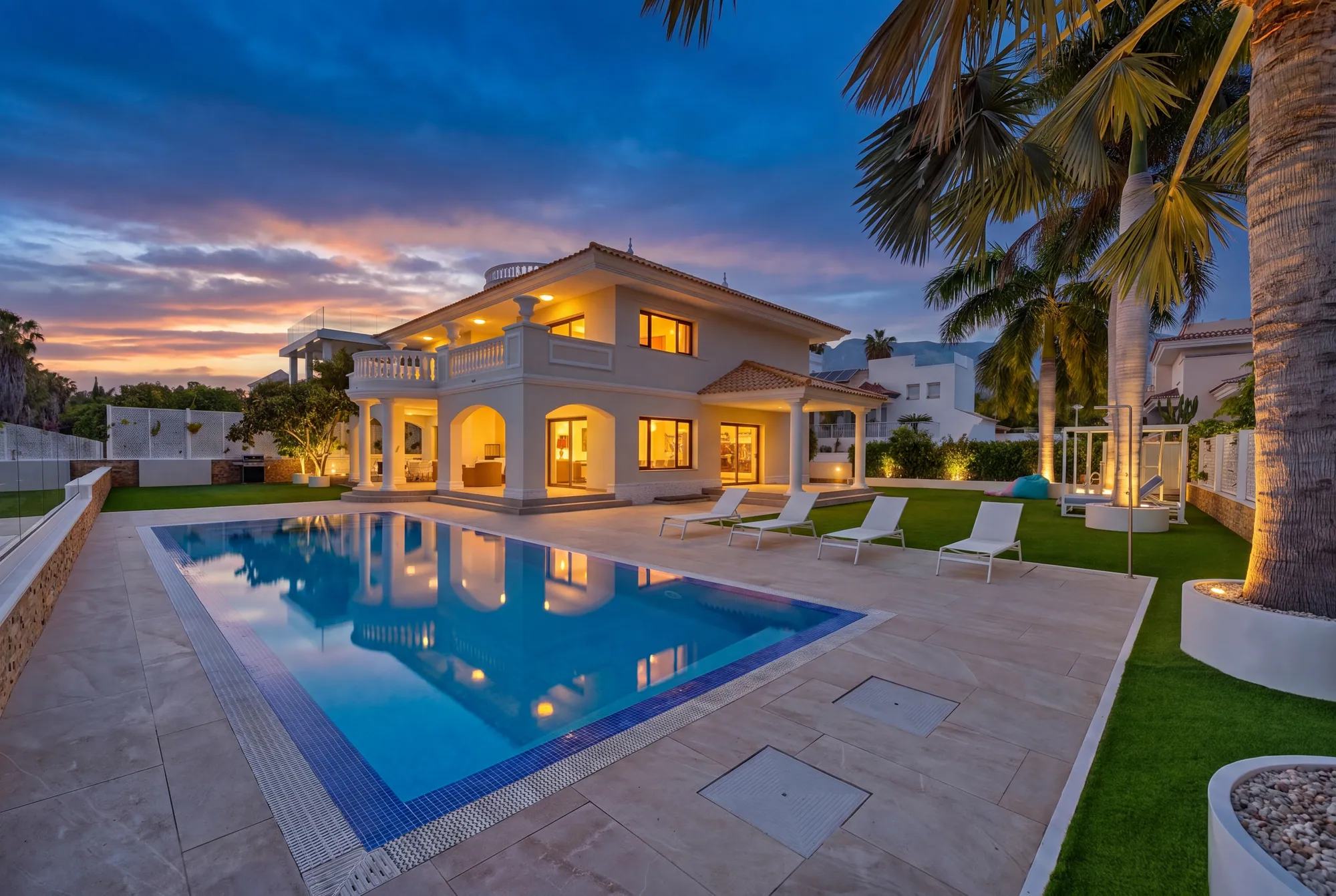 Piscina y villa al anochecer, twilight virtual