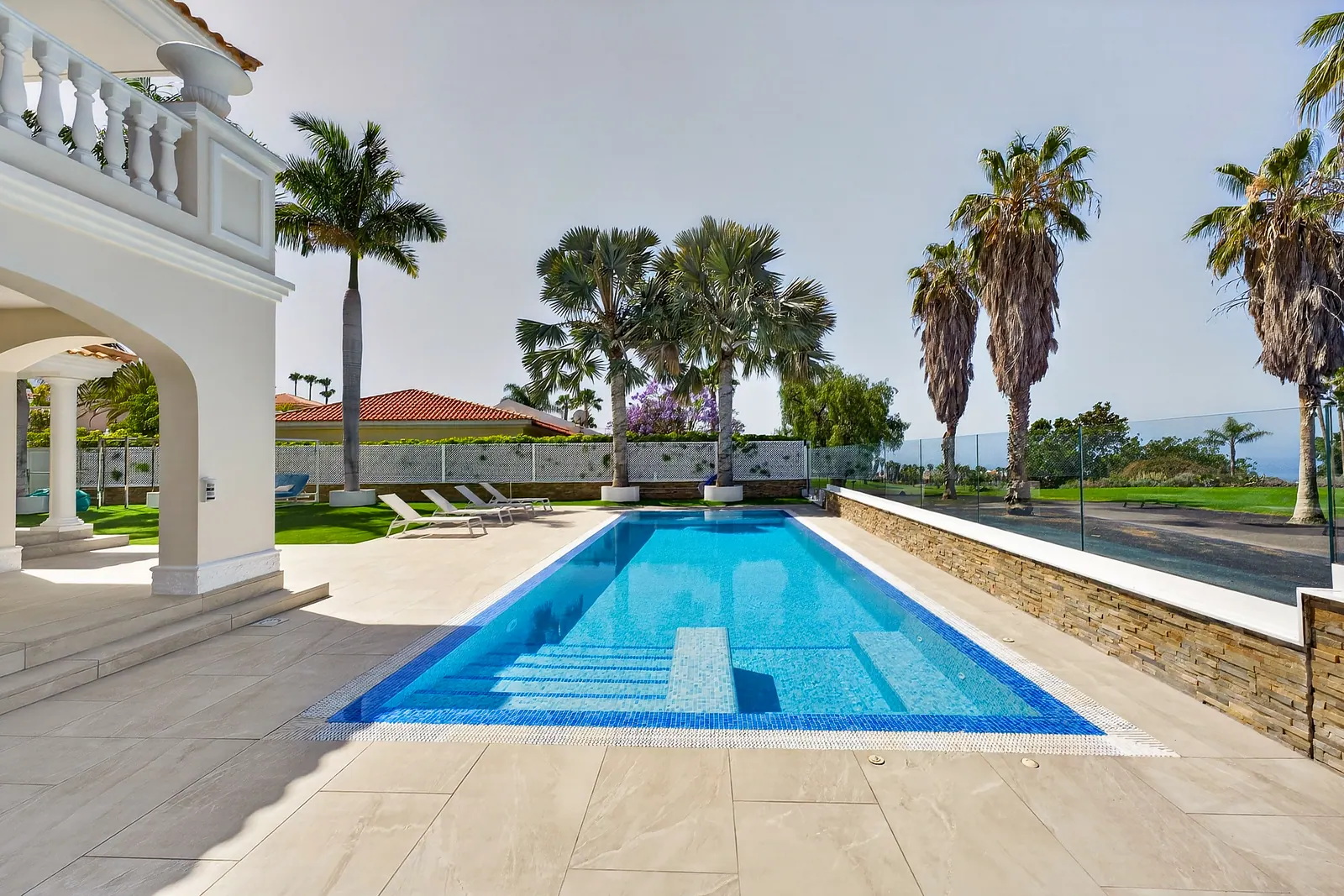 Piscina con el campo de golf al fondo