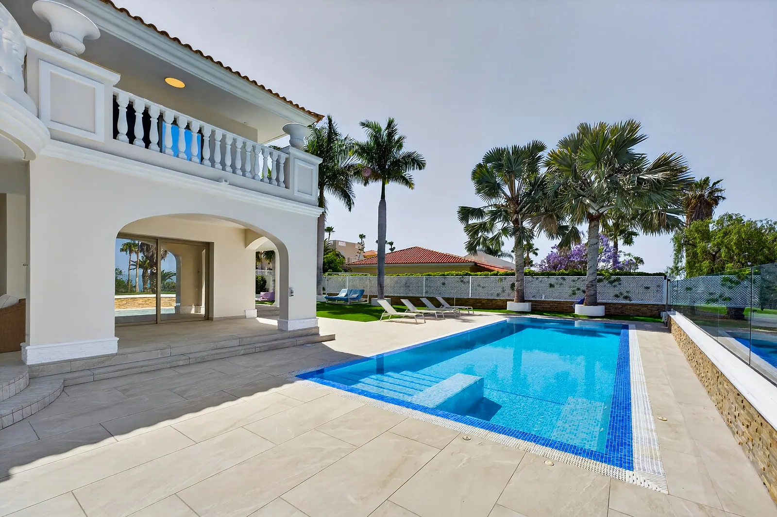 Piscina vista desde el porche