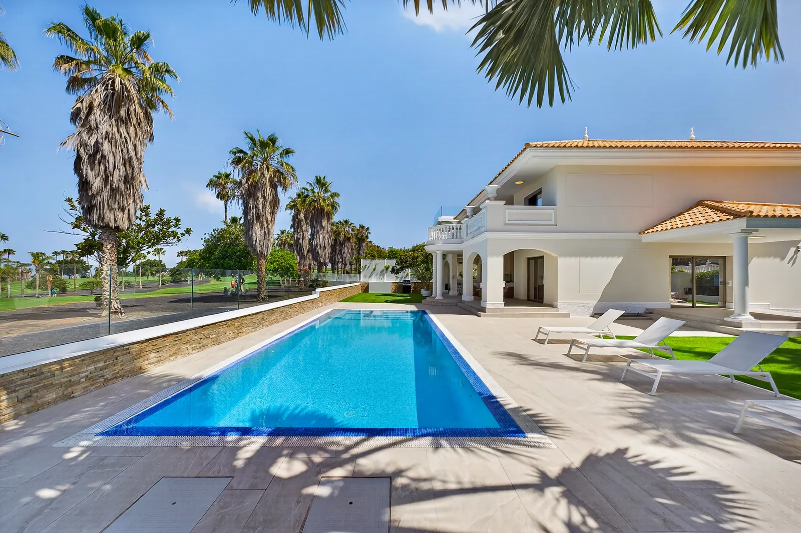 Piscina y fachada de la villa