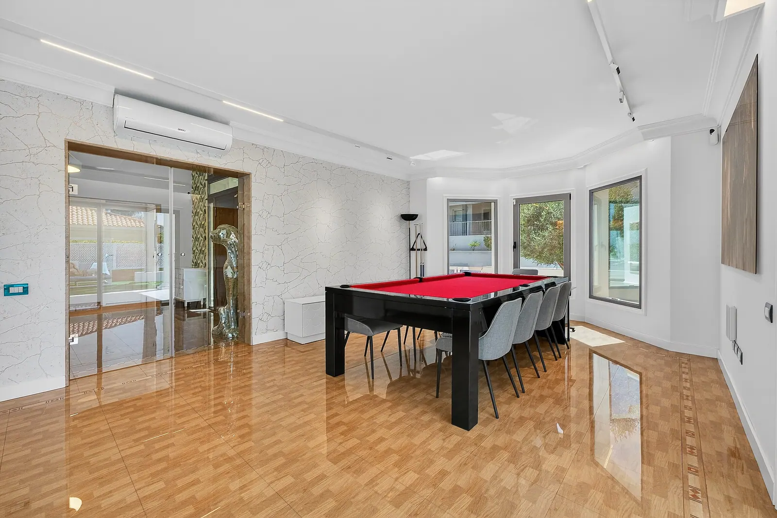 Sala de billar con mesa roja