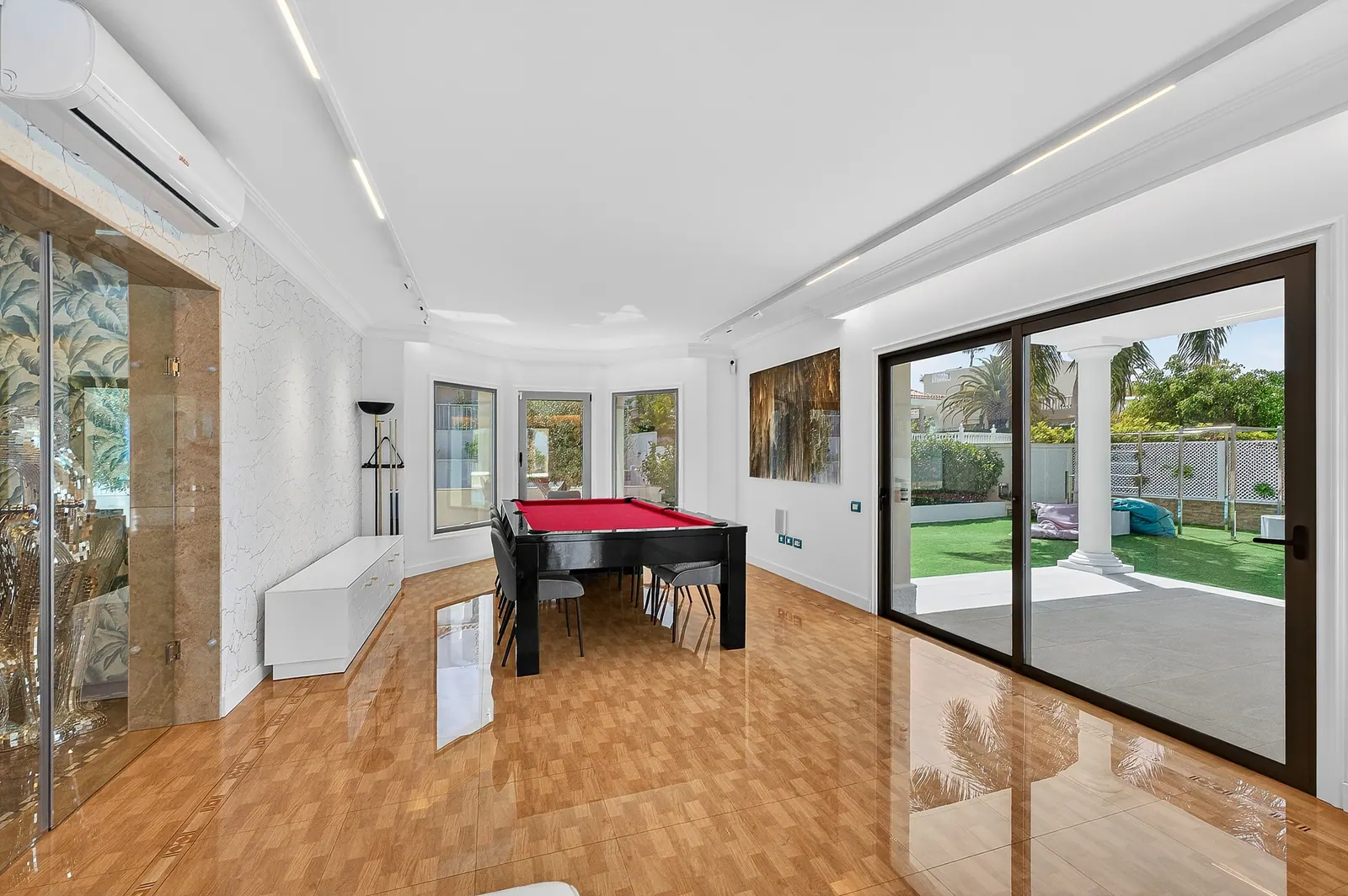Sala de billar con salida al jardín