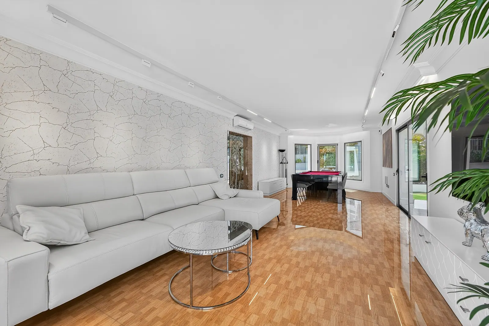 Salón con sofá blanco