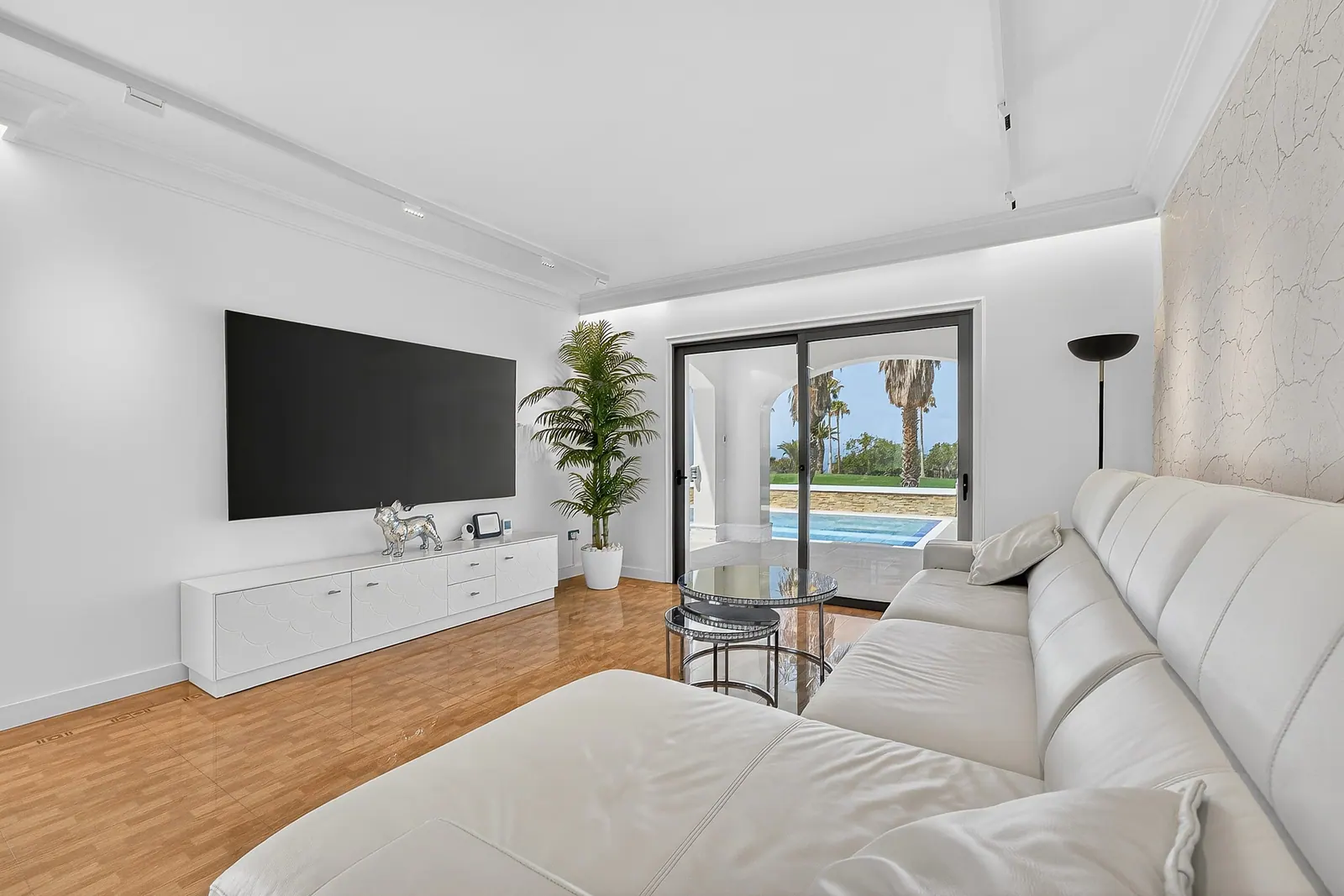 Salón con televisión y salida a la piscina