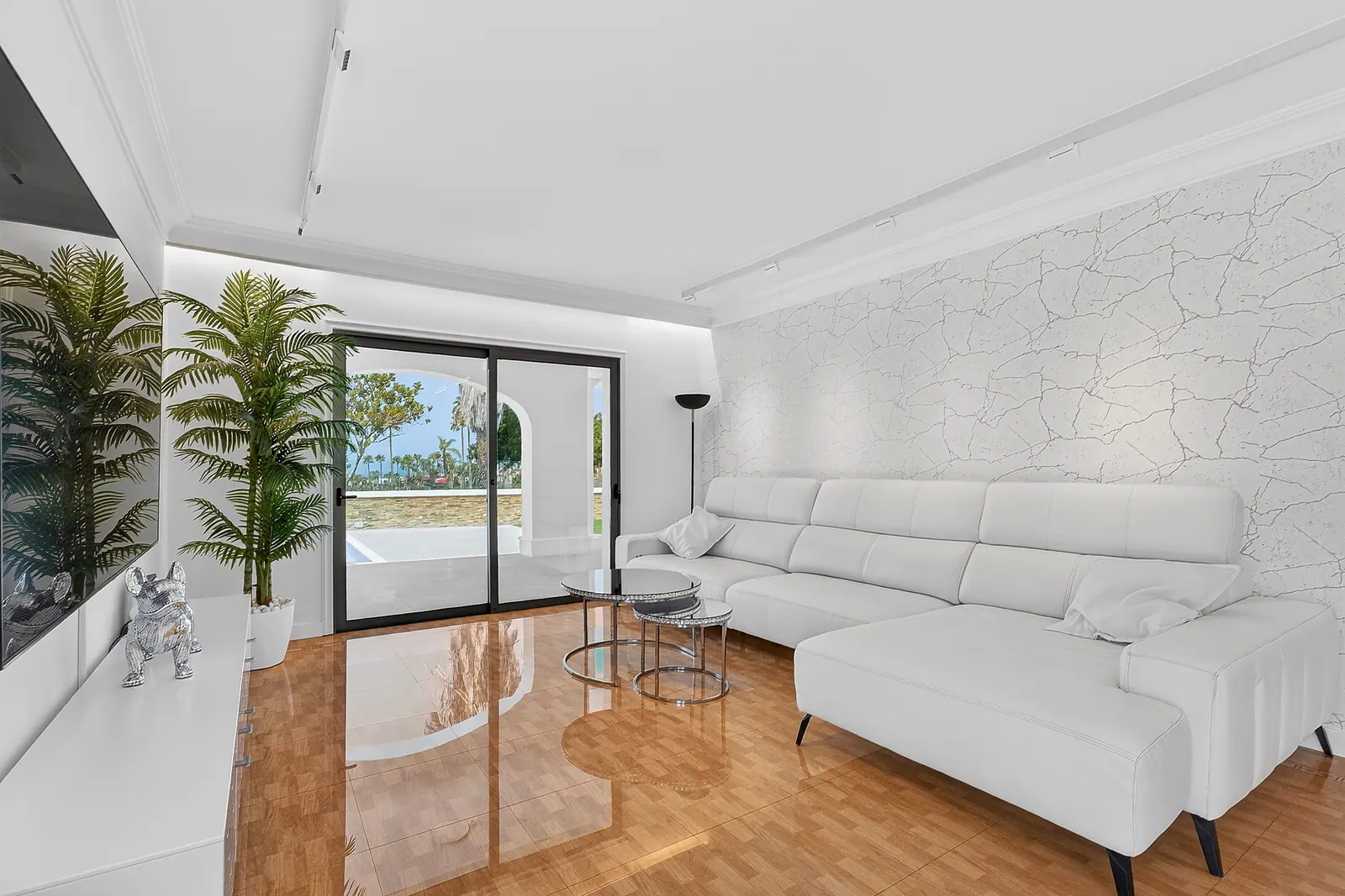 Salón con ventanales al jardín