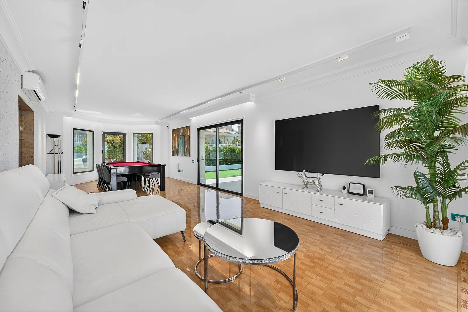 Salón con zona de televisión