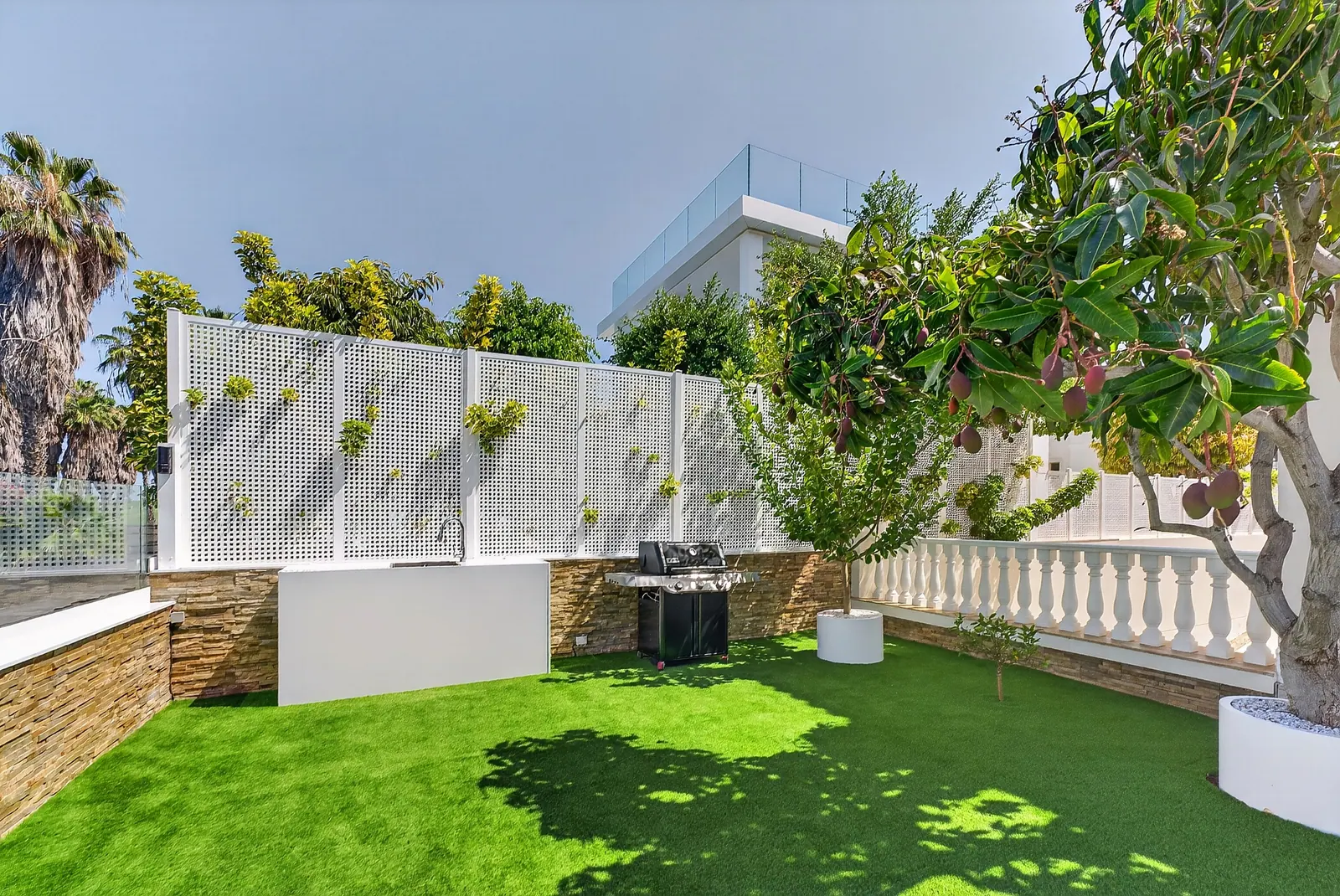 Zona de barbacoa en el jardín