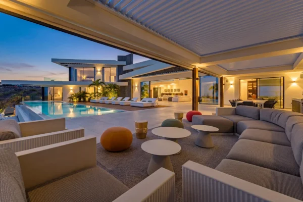 Fotografía profesional de vivienda de lujo en Tenerife con piscina y vista panorámica